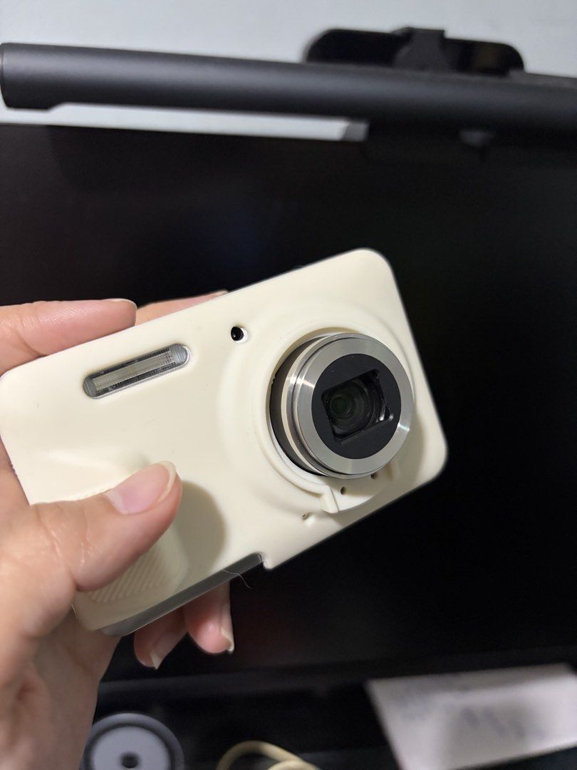 Silver Kodak Pixpro FZ55 (Category: Cameras) located in Caloocan City. Submitted by coconuts1234 (Listing ID 1462026978, Image 3). Description: FIX. LOW BALLERS WILL NOT BE ENTERTAINED WAG NYO KO OFFERAN NG PRESYONG FZ45 PLS LANG WAG PATAWOW 🫪 Details pls read ⏬ 5 months old. Barely used. No issue. Tempered glass and silicone case installed since day 1 Complete inclusion (Box, papers inside, cord) + 16gb sandisk class 10 SanDisk Ultra + vention 