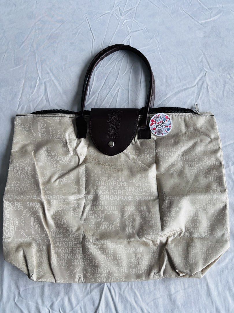Singapore Themed Tote Bag (Category: Tote Bags) located in Makati City. Submitted by argelenfau89191 (Listing ID 1461844487, Image 2). Description: Still new and unused. Such a perfect bag for getaways and travel! ✈️.