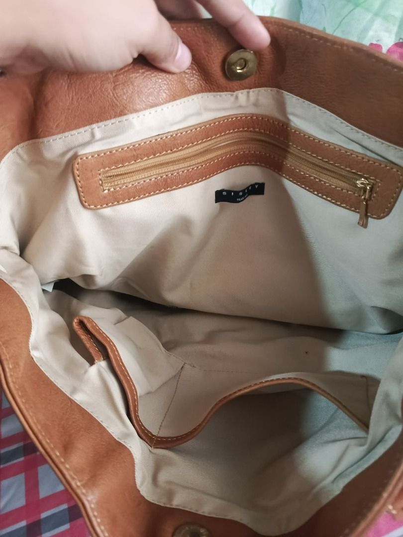 Sisley Brown Leather Chain Strap Shoulder Bag (Category: Shoulder Bags) located in Caloocan City. Submitted by janeeh_007 (Listing ID 1461872409, Image 2). Description: - Brand: Sisley - Material: Brown Leather - Strap: Chain strap - Closure: Magnetic snap - Interior Pockets: 1 zippered pocket, 1 slip pocket - Features: Spacious, perfect for everyday use.