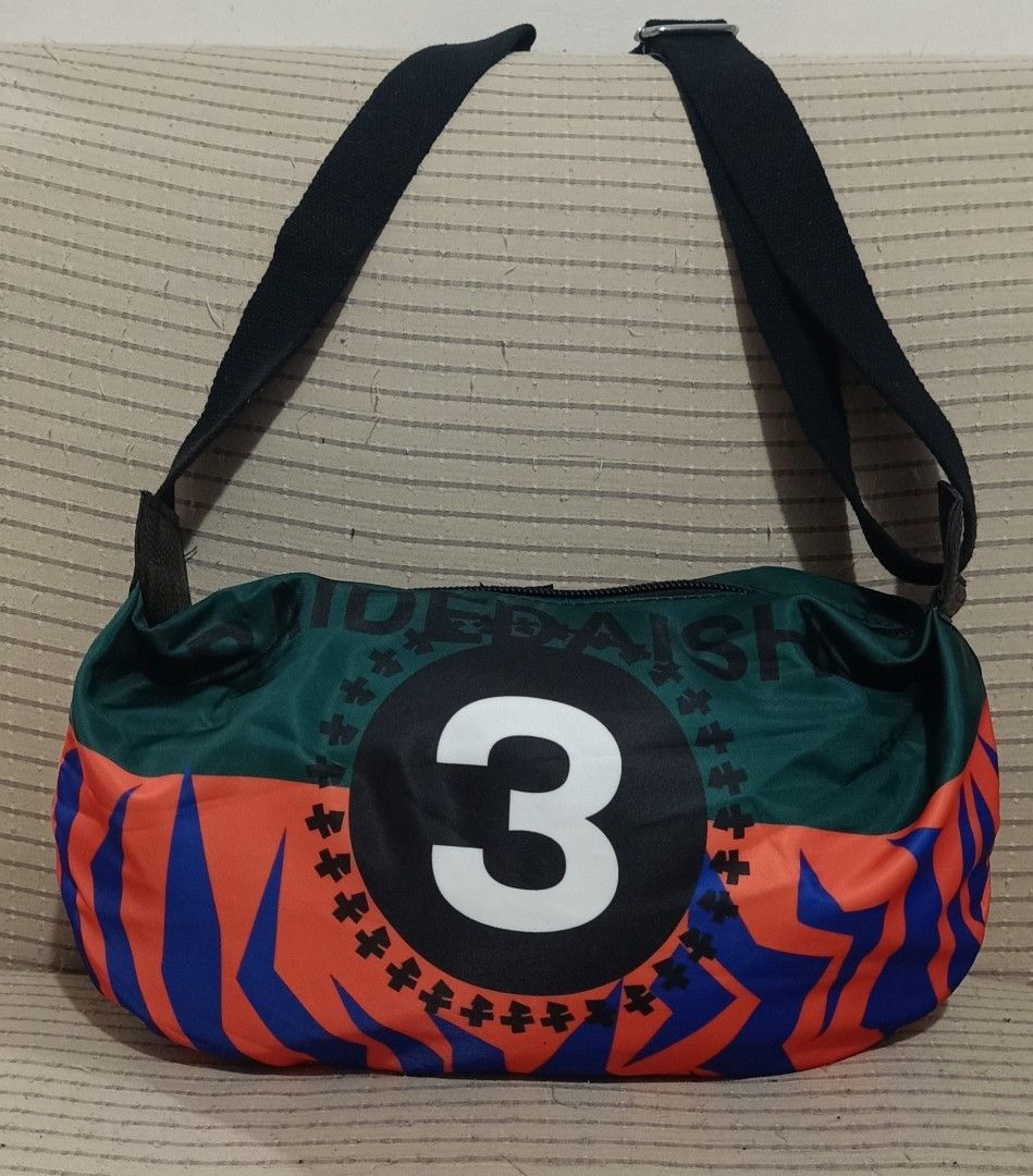 Sling bag (Category: Cross-body Bags) located in General Trias. Submitted by murayta (Listing ID 1461907649, Image 1). Description: signs of usage lng po halos d halata pedeng pang gym meet up Sunnybrook Robinsons pala pala sm dasma mangahan Waltermart mode of payment gcash maya bank transfer courier j&t thankyou.