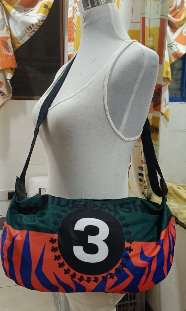 Sling bag (Category: Cross-body Bags) located in General Trias. Submitted by murayta (Listing ID 1461907649, Image 3). Description: signs of usage lng po halos d halata pedeng pang gym meet up Sunnybrook Robinsons pala pala sm dasma mangahan Waltermart mode of payment gcash maya bank transfer courier j&t thankyou.