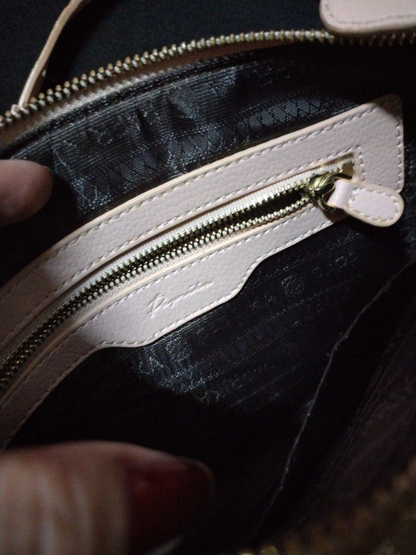 sling bag (Category: Cross-body Bags) located in Paranaque City. Submitted by royaldeer-2f3b (Listing ID 1461911408, Image 2). Description: No issues makinis no flaws.