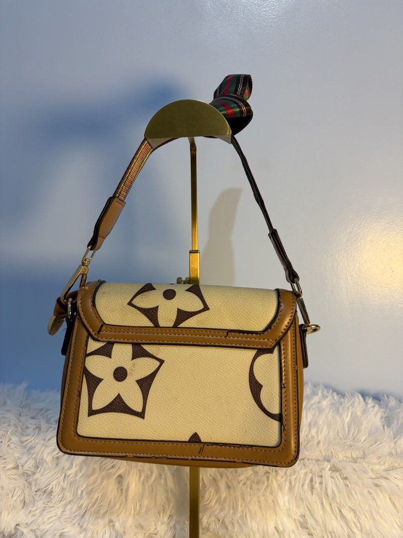 Sling bag (Category: Cross-body Bags) located in Goa. Submitted by zahar_modern_thrift_bags001 (Listing ID 1461985929, Image 2). Description: Ukay bags from korea.