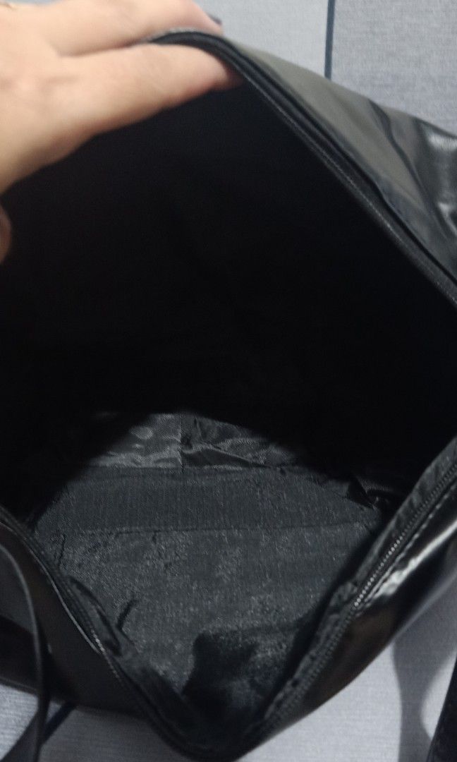 Slingbag (Category: Cross-body Bags) located in General Trias. Submitted by murayta (Listing ID 1461900616, Image 3). Description: slingbag no flaws meet up Sunnybrook Robinsons pala pala sm dasma mangahan Waltermart mode of payment gcash maya bank transfer courier j&t thankyou.