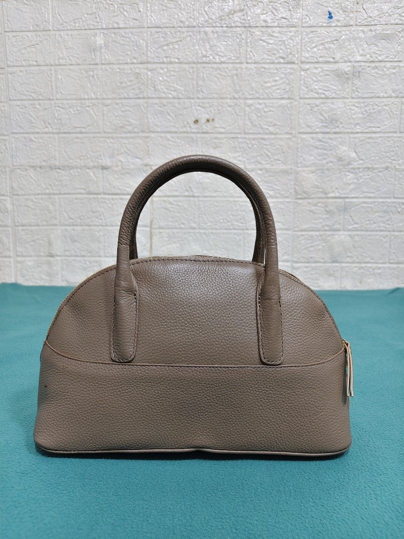 SMALL ALMA BAG HAND BAG ONLY (Category: Luxury Bags & Wallets) located in Gamu. Submitted by charliecatvintagebags (Listing ID 1461818937, Image 1). Description: - Small Alma Bag GENUINE LEATHER - Color: Taupe - Material: Pebbled leather (likely genuine) - Design: Classic dome shape - Features: Comfortable top handles, zippered closure - Type: Handbag only.