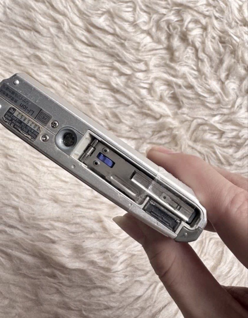 Sony Cybershot DSC T70 (with issues) (Category: Cameras) located in Cavite. Submitted by casingpavements (Listing ID 1461828678, Image 3). Description: LCD not working (needs repair) No battery door LCD burn Battery not included.