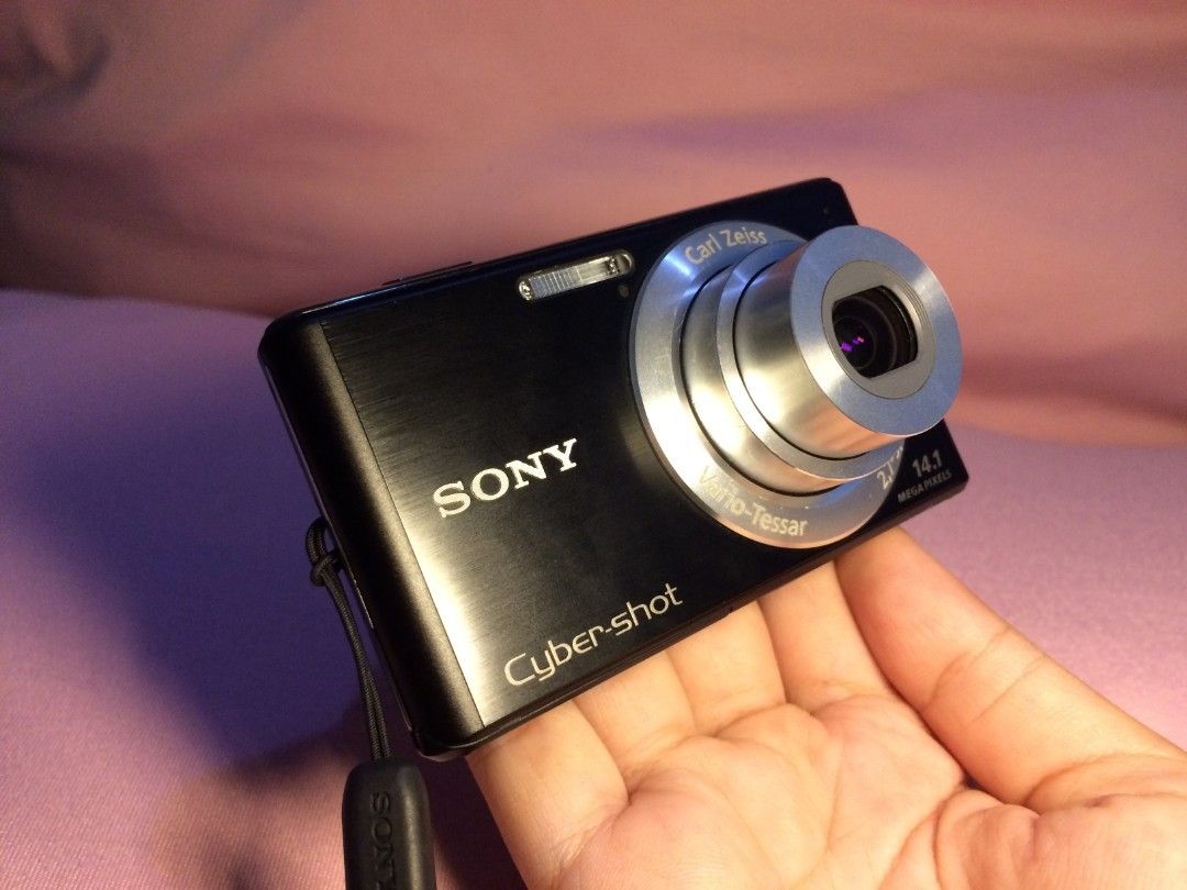 Sony Cyber-shot DSC W530 (Category: Cameras) located in Manila. Submitted by viiyy_thrify (Listing ID 1461851194, Image 1). Description: ₱𝟓,𝟓𝟎𝟎 free sf Condition: • No sensor/lens dust • Panorama & video mode working properly • No dents • flash working • Zoom in & out working • good condition, makinis pa • Purchased on last month, so it hasn’t been with me for long Issue: None 𝗢𝘃𝗲𝗿𝗮𝗹𝗹 𝟭𝟬/𝟭𝟬 Inclusions: • unit • Battery • Memory car