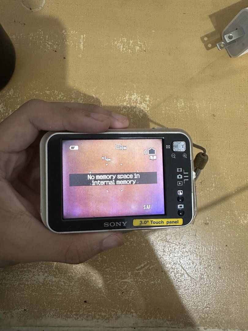 SONY CYBERSHOT DSC-N2 (Category: Cameras) located in Manila. Submitted by kyle29 (Listing ID 1461956150, Image 2). Description: FS: SONY DSC-N2 Orginal Battery Original Charger Orginal Pouch Issue: The touchscreen isn’t working. Battery door 📍Cebu City.