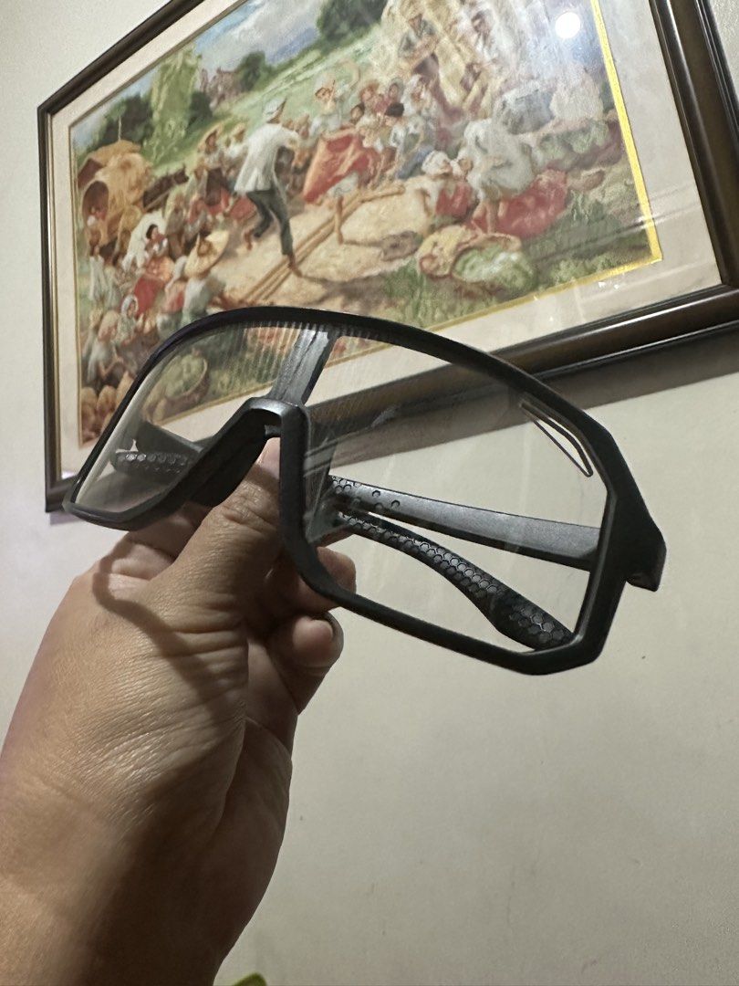 Sports sunglasses polarized (Category: Bicycles) located in San Fernando. Submitted by jillparas (Listing ID 1461964425, Image 3). Description: Binili Pero Hindi ginamit dahil may grado pala mata ko..