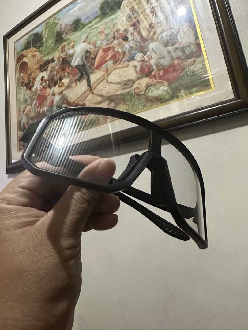 Sports sunglasses polarized (Category: Bicycles) located in San Fernando. Submitted by jillparas (Listing ID 1461964425, Image 2). Description: Binili Pero Hindi ginamit dahil may grado pala mata ko..