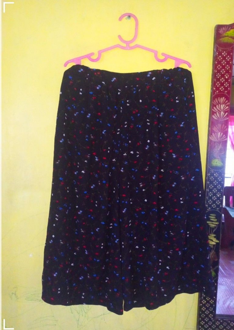 Square Pants Size: Medium-Large (Category: Other Bottoms) located in Navotas City. Submitted by vanilla_sandalwood (Listing ID 1461810021, Image 2). Description: -Brand: Chocol Raffine -Like New -Size: Med-Large -Good Condition -Black Printed Design.