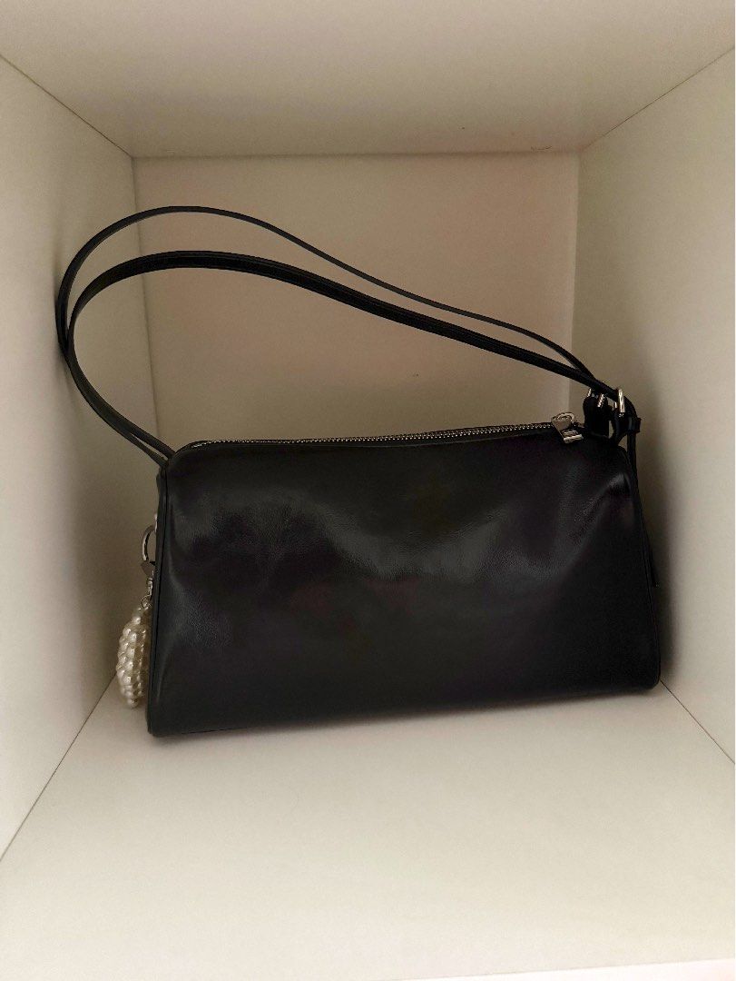 STAND OIL Black Leather Shoulder Bag (Category: Shoulder Bags) located in Makati City. Submitted by andy0019 (Listing ID 1461803131, Image 1). Description: doesnt come with the charm barely used with wallet and dust bag.