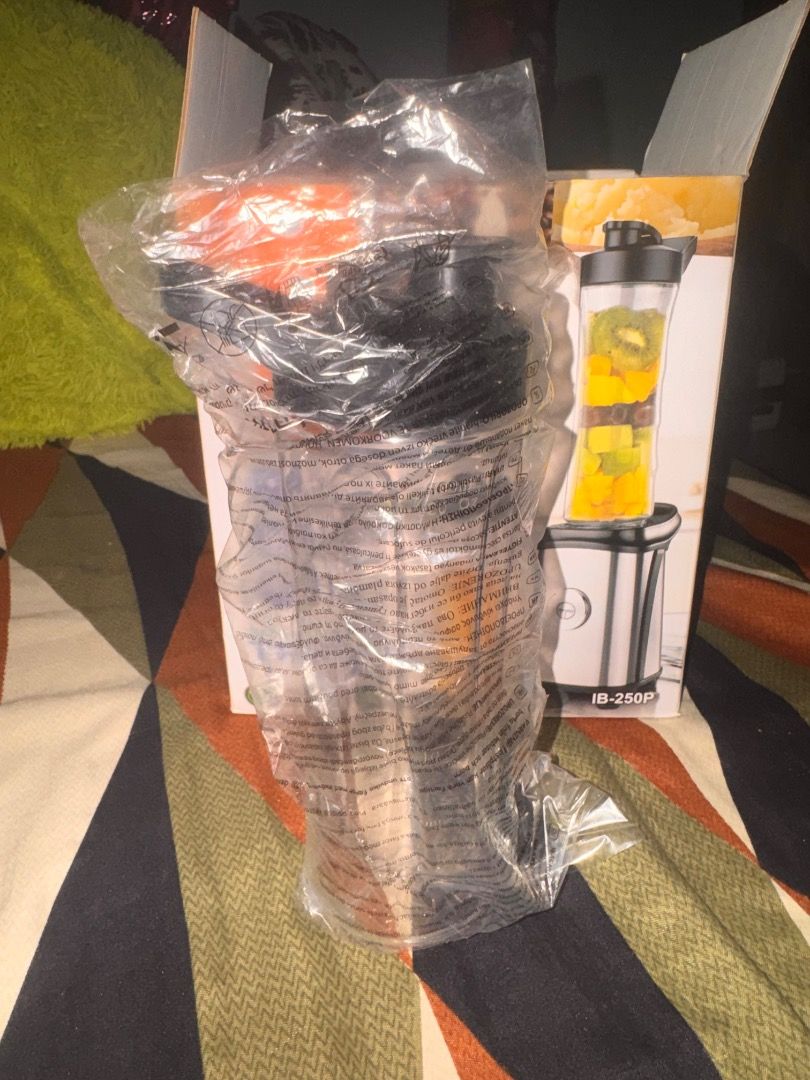 Starflex IB-250P Blend to Go Blender (Category: Juicers, Blenders & Grinders) located in Quezon City. Submitted by dragoncalm_021.369 (Listing ID 1461845116, Image 2). Description: Starflex Blend to Go Blender. Powerful 350W motor with stainless steel base. Includes two 600cc BPA-free Tritan tumblers. Perfect for smoothies and shakes. Comes in original box. I bought it for ₱1840 still have the receipt .