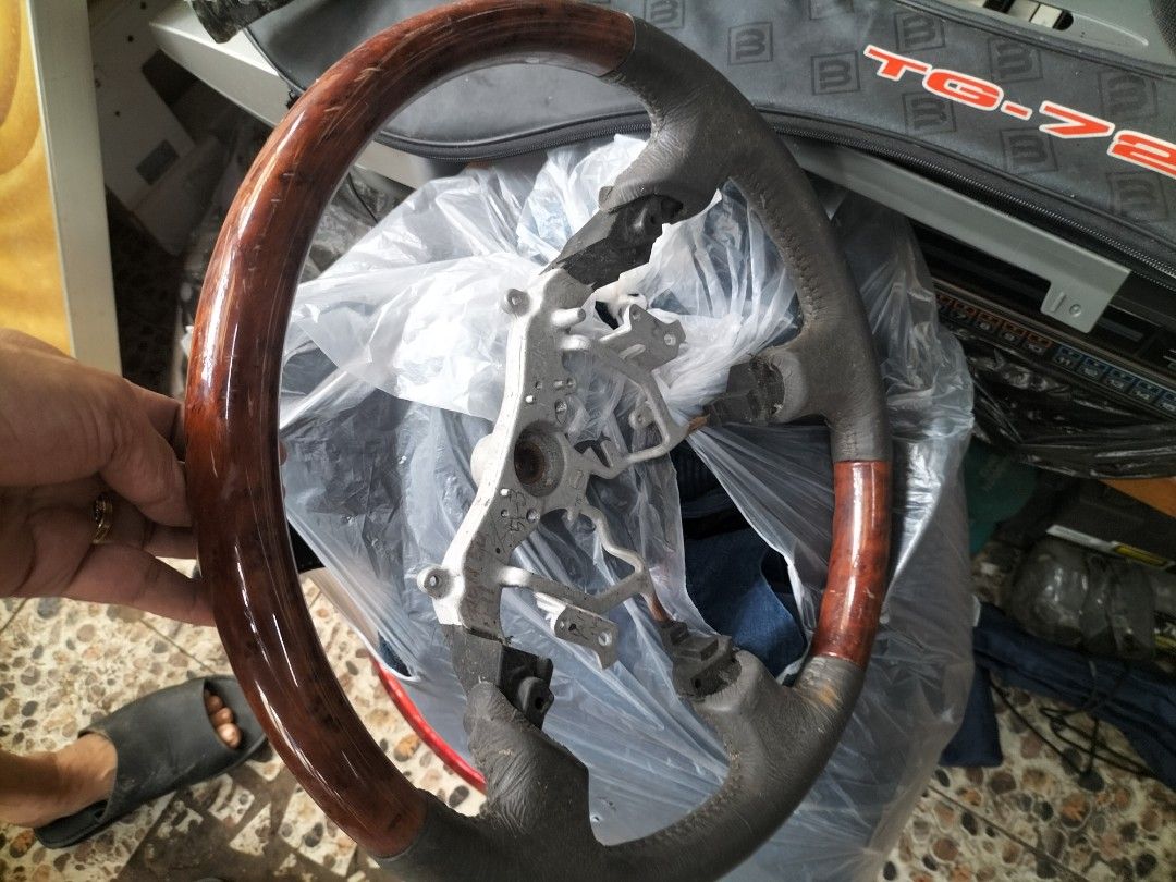 steering wheel (Category: Body Parts and Accessories) located in Cainta. Submitted by banzvi73 (Listing ID 1461905171, Image 2). Description: - Preloved steering wheel - Features a classic wood grain finish - Comfortable grip - Sold as is (WYSIWYG) - Ideal for custom builds or vintage car restoration.