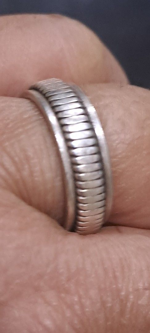 Sterling Silver 925 Spinner Ring (Category: Rings) located in Davao. Submitted by bravemoon_556cd5 (Listing ID 1461934957, Image 2). Description: - Sterling silver spinner ring (marked 925) - Features a ribbed band texture - Perfect for fidgeting or as a stylish accessory - Shows some signs of wear, but spins smoothly - Unique and eye-catching design.
