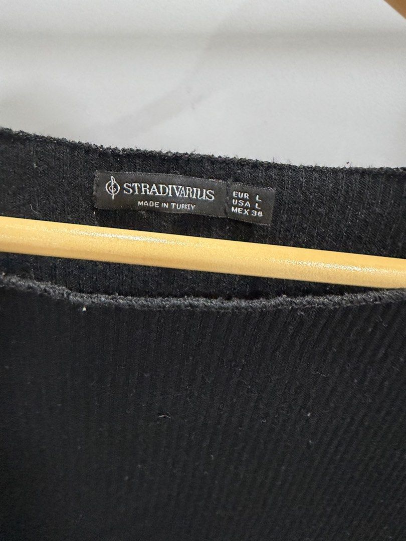Stradivarius Black Ribbed Long Sleeve Top (Category: Longsleeves) located in Taguig. Submitted by dyaaanel (Listing ID 1461938697, Image 3). Description: 🖤 Stradivarius Black Ribbed Long Sleeve Top 🏷️ Brand: Stradivarius 👗 Size: Large 🖤 Color: Black 🏷️ Condition: Pre-loved. Honest issue: slight himulmol in front 📸 Actual photos for reference. RFS: Decluttering unused and slightly used clothes. Disclaimer: some items are pre-loved unless sta