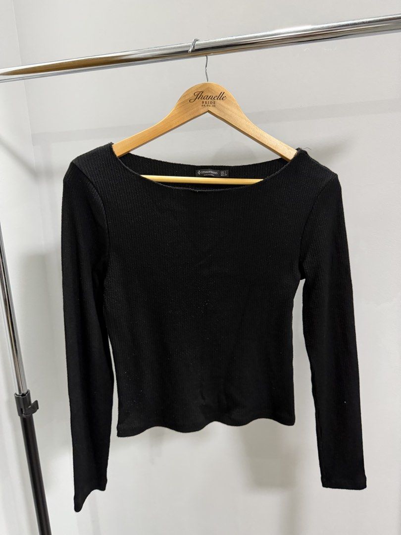 Stradivarius Black Ribbed Long Sleeve Top (Category: Longsleeves) located in Taguig. Submitted by dyaaanel (Listing ID 1461938697, Image 1). Description: 🖤 Stradivarius Black Ribbed Long Sleeve Top 🏷️ Brand: Stradivarius 👗 Size: Large 🖤 Color: Black 🏷️ Condition: Pre-loved. Honest issue: slight himulmol in front 📸 Actual photos for reference. RFS: Decluttering unused and slightly used clothes. Disclaimer: some items are pre-loved unless sta