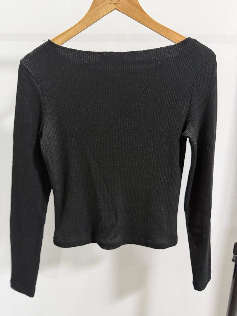 Stradivarius Black Ribbed Long Sleeve Top (Category: Longsleeves) located in Taguig. Submitted by dyaaanel (Listing ID 1461938697, Image 2). Description: 🖤 Stradivarius Black Ribbed Long Sleeve Top 🏷️ Brand: Stradivarius 👗 Size: Large 🖤 Color: Black 🏷️ Condition: Pre-loved. Honest issue: slight himulmol in front 📸 Actual photos for reference. RFS: Decluttering unused and slightly used clothes. Disclaimer: some items are pre-loved unless sta