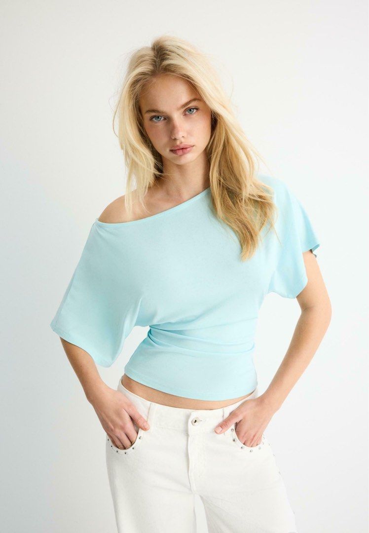 Stradivarius Boat Neck Short Sleeve (Category: Blouses) located in Santa Rosa. Submitted by zkrii (Listing ID 1461912205, Image 2). Description: PRICE FIRM Short sleeve boat neck T-shirt. Fitted hem Color: Turquoise (already sold out in the Ph) mode of payment: Maya mode of delivery: Lalamove / J&T.