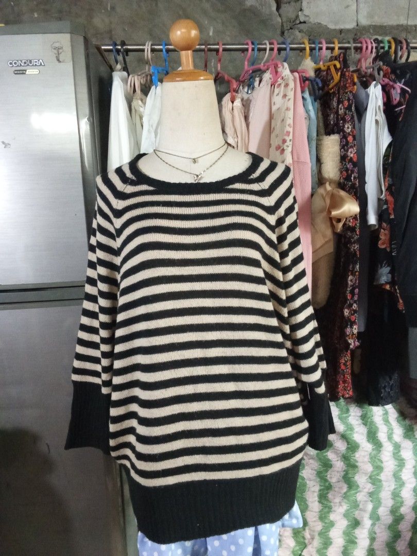 Stripes streetstyle knitted top (Category: Others Tops) located in Meycauayan. Submitted by midori021 (Listing ID 1461835025, Image 1). Description: oversize.