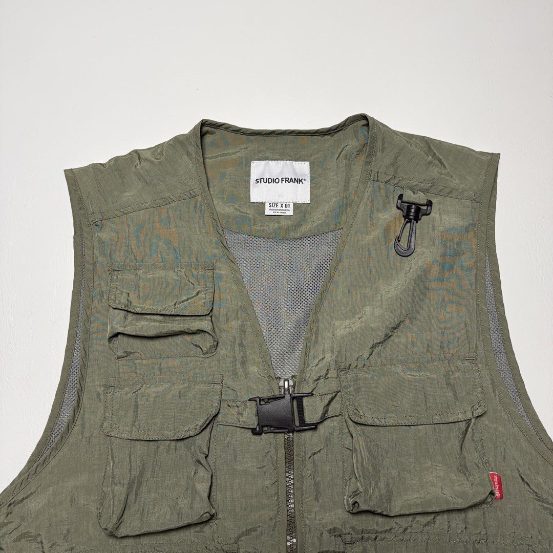 STUDIO FRANK UTILITY VEST SIZE DIMES 21X25 EXCELLENT CONDITION (Category: Coats, Jackets and Outerwear) located in Guagua. Submitted by el_outdoor (Listing ID 1461974062, Image 3). Description: STUDIO FRANK UTILITY VEST SIZE M DIMES 21X25 EXCELLENT CONDITION .