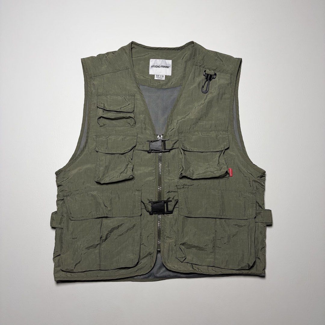 STUDIO FRANK UTILITY VEST SIZE DIMES 21X25 EXCELLENT CONDITION (Category: Coats, Jackets and Outerwear) located in Guagua. Submitted by el_outdoor (Listing ID 1461974062, Image 1). Description: STUDIO FRANK UTILITY VEST SIZE M DIMES 21X25 EXCELLENT CONDITION .