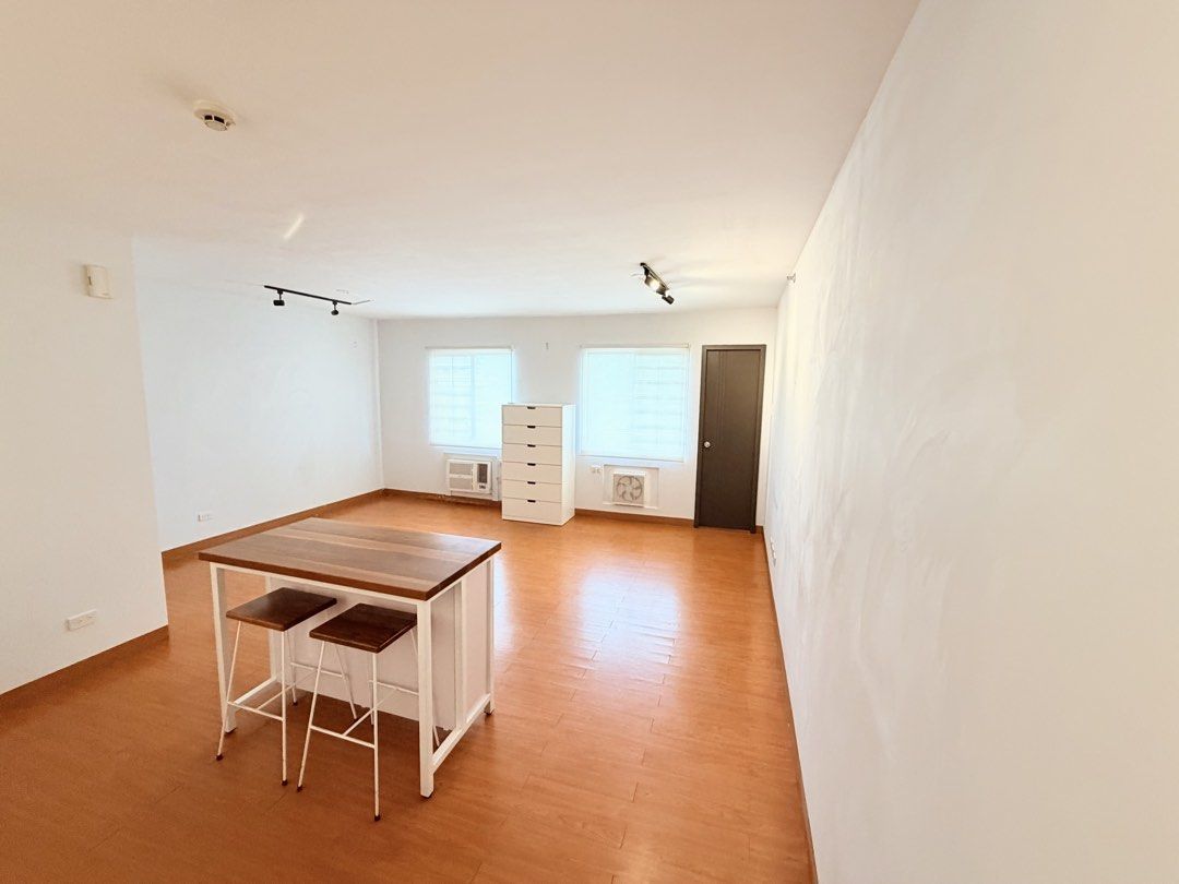 Studio unit in Alabang (Category: Apartments & Condos) located in Manila. Submitted by thepinoyseller (Listing ID 1462026396, Image 1). Description: 📍Asia Enclaves - west service road near Alabang Hills ✅ Exec. studio - 36sqm ✅ semi furnished ✅ short term - 6mos to a year ✅ long term - a year to 2 years ✅ access to pool & playground ✅ quiet surroundings, second floor unit ✅ midway to alabang and sucat highway ⚠️ 1mo advance 2mo deposit - then PD