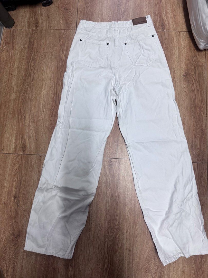 STYLENANDA WHITE DENIM JEANS (Category: Jeans) located in Makati City. Submitted by sassywear.ph (Listing ID 1461972938, Image 3). Description: No stains/flaws. Fits 27-28 waistline. .