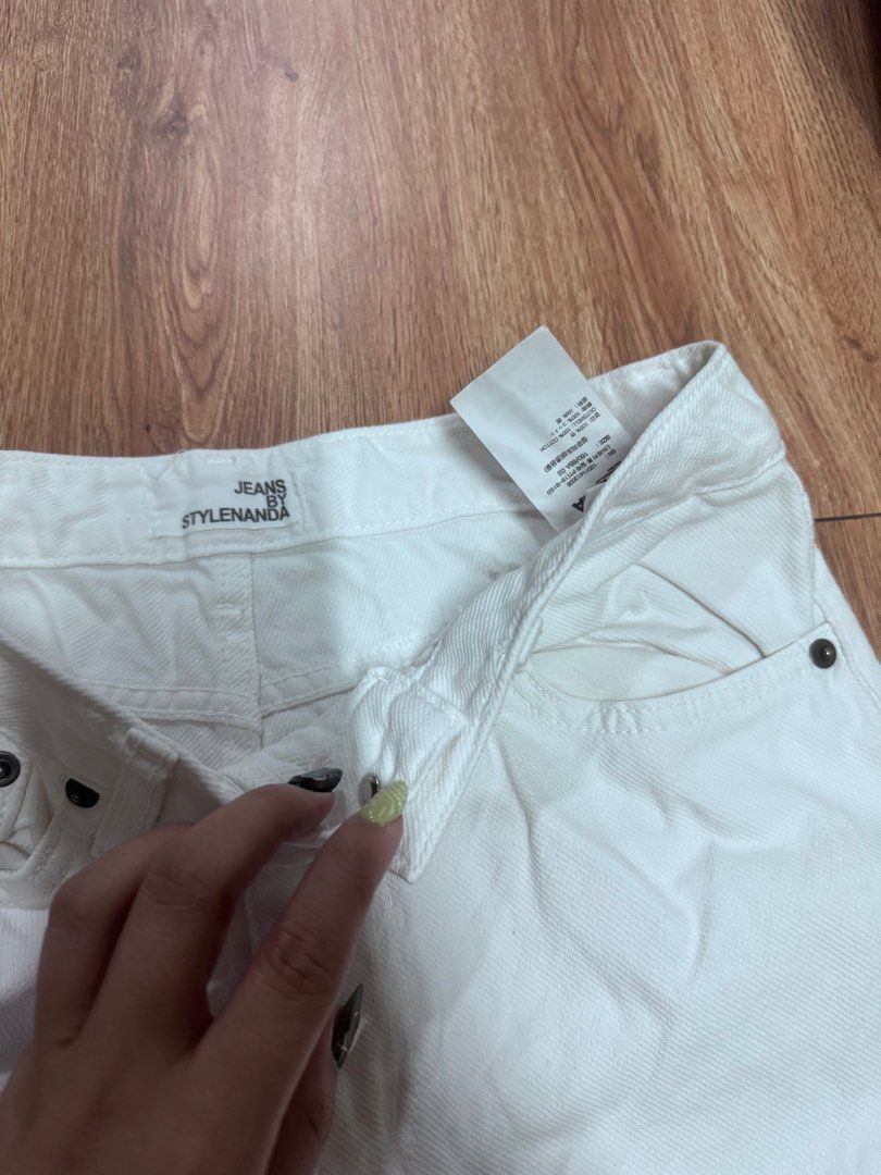 STYLENANDA WHITE DENIM JEANS (Category: Jeans) located in Makati City. Submitted by sassywear.ph (Listing ID 1461972938, Image 2). Description: No stains/flaws. Fits 27-28 waistline. .