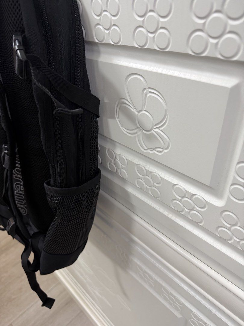 Supreme Backpack SS20 Black （分類：背包）位於 Hong Kong。 由 fakeicutjj 提交（商品編號 1461946438，圖片 3）。簡介： Almost new 100 ％ authentic 。