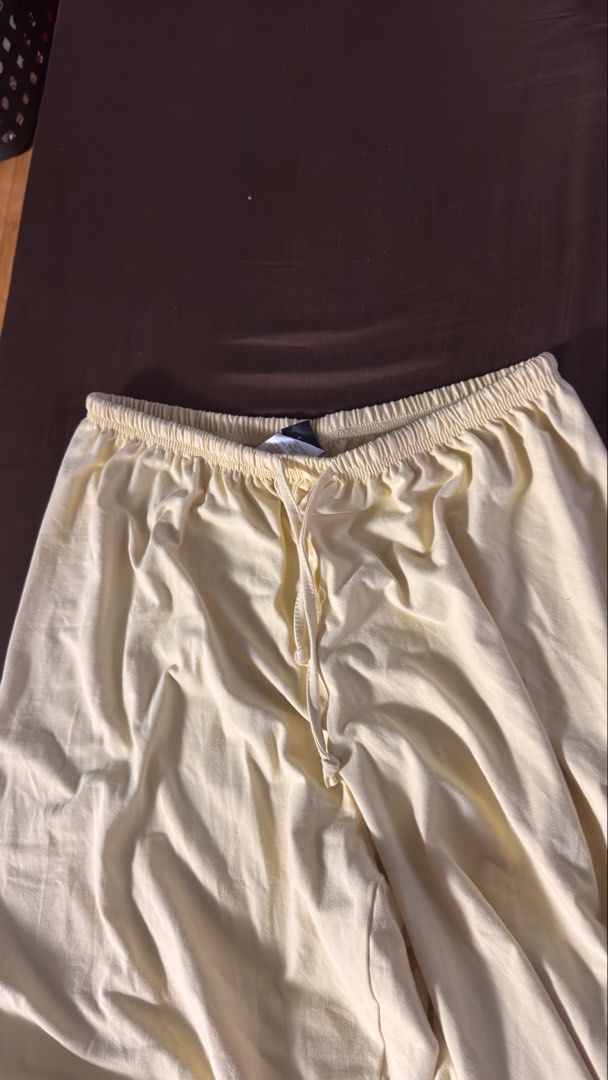 sweatpants 25-30 (Category: Other Bottoms) located in Pasig City. Submitted by ce_16 (Listing ID 1461895535, Image 2). Description: never used.