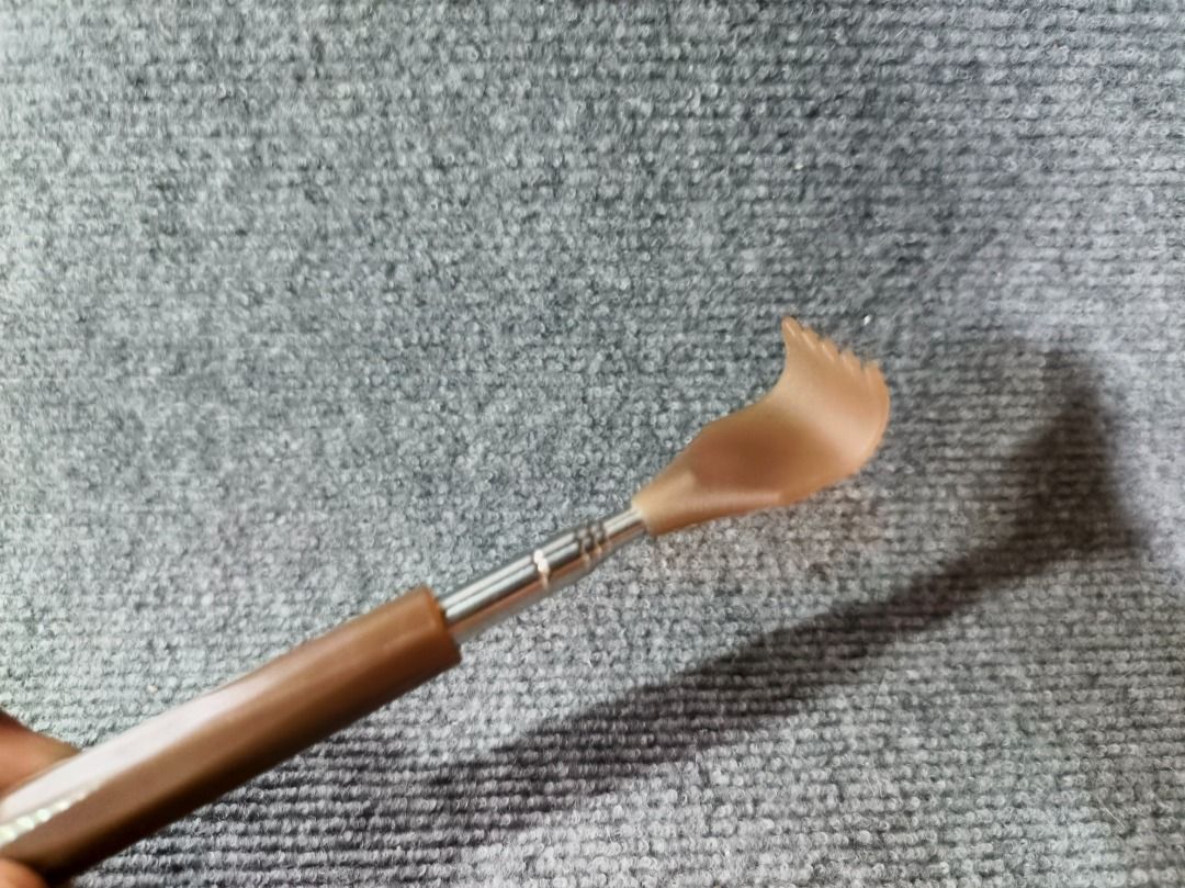 Telescopic Back Scratcher with Extendable Handle (Category: Other Home Furniture) located in San Leonardo. Submitted by burgossanleonardo.12345 (Listing ID 1461846141, Image 1). Description: - Telescopic handle extends for maximum reach. - Finger-shaped scratching end for effective relief. - Compact and easy to store. - Perfect for those hard-to-reach itchy spots. - Simple, functional design..