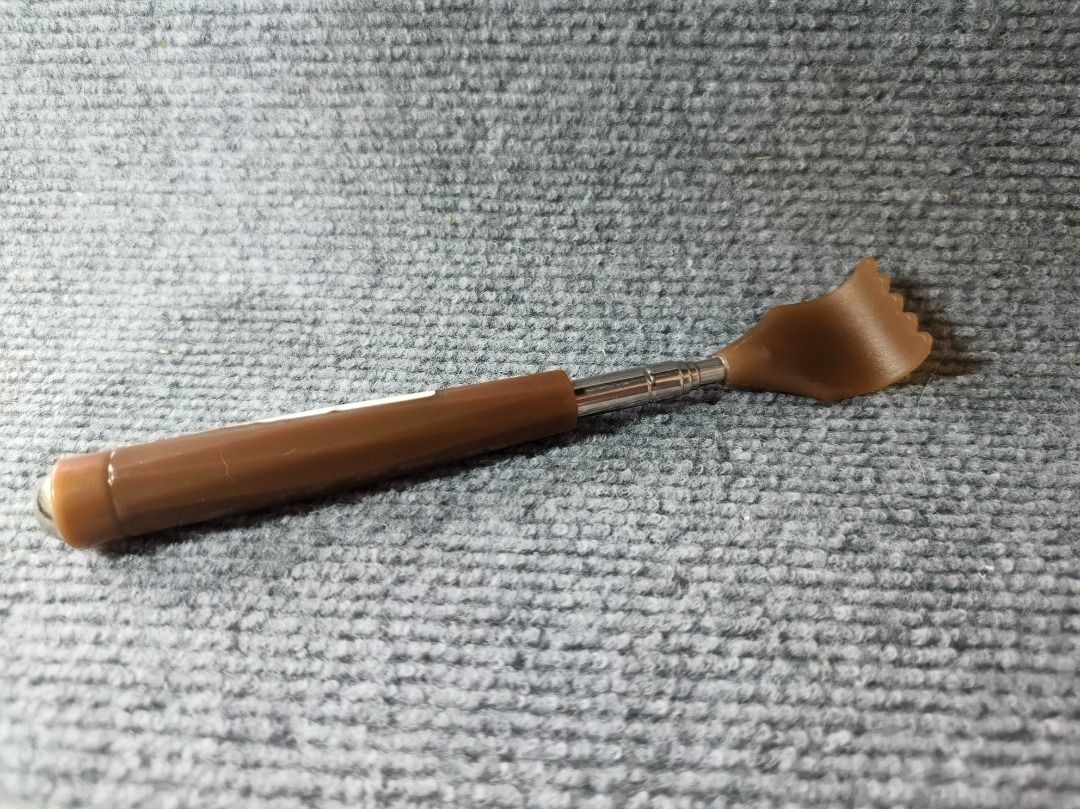 Telescopic Back Scratcher with Extendable Handle (Category: Other Home Furniture) located in San Leonardo. Submitted by burgossanleonardo.12345 (Listing ID 1461846141, Image 2). Description: - Telescopic handle extends for maximum reach. - Finger-shaped scratching end for effective relief. - Compact and easy to store. - Perfect for those hard-to-reach itchy spots. - Simple, functional design..