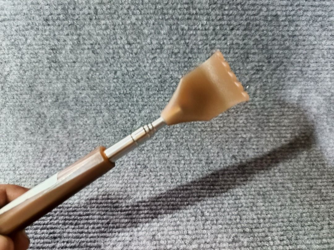 Telescopic Back Scratcher with Extendable Handle (Category: Other Home Furniture) located in San Leonardo. Submitted by burgossanleonardo.12345 (Listing ID 1461846141, Image 3). Description: - Telescopic handle extends for maximum reach. - Finger-shaped scratching end for effective relief. - Compact and easy to store. - Perfect for those hard-to-reach itchy spots. - Simple, functional design..