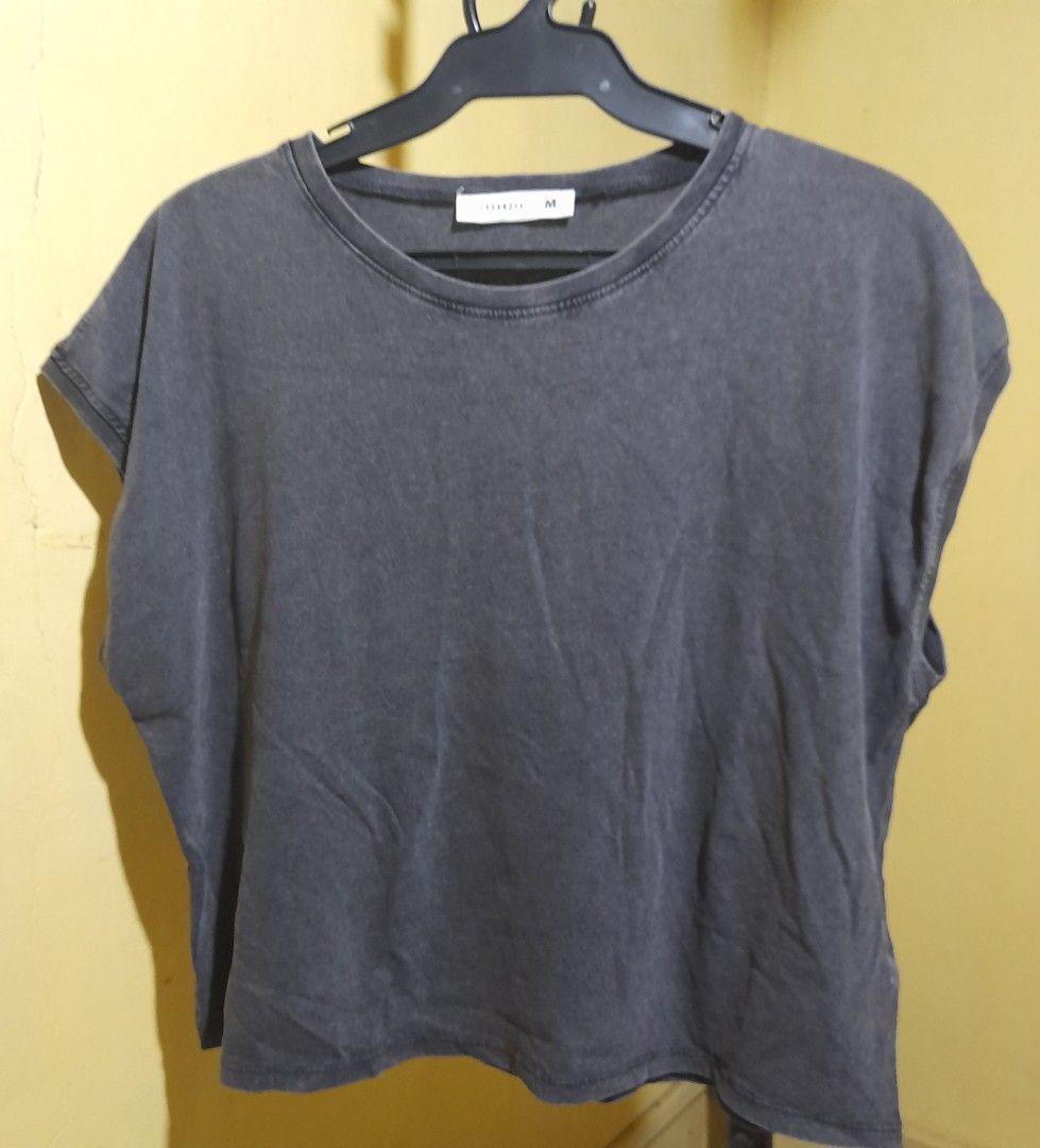 Terranova Grey Washed T-Shirt Size M (Category: Shirts) located in Pasig City. Submitted by chesca_closet (Listing ID 1461948055, Image 1). Description: - Brand: Terranova - Color: Grey Wash - Size: Medium (M) - Style: Basic T-shirt - Features: Ideal for everyday wear, highly versatile and easy to style..
