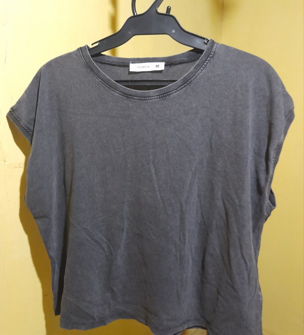 Terranova Grey Washed T-Shirt Size M (Category: Shirts) located in Pasig City. Submitted by chesca_closet (Listing ID 1461948055, Image 2). Description: - Brand: Terranova - Color: Grey Wash - Size: Medium (M) - Style: Basic T-shirt - Features: Ideal for everyday wear, highly versatile and easy to style..