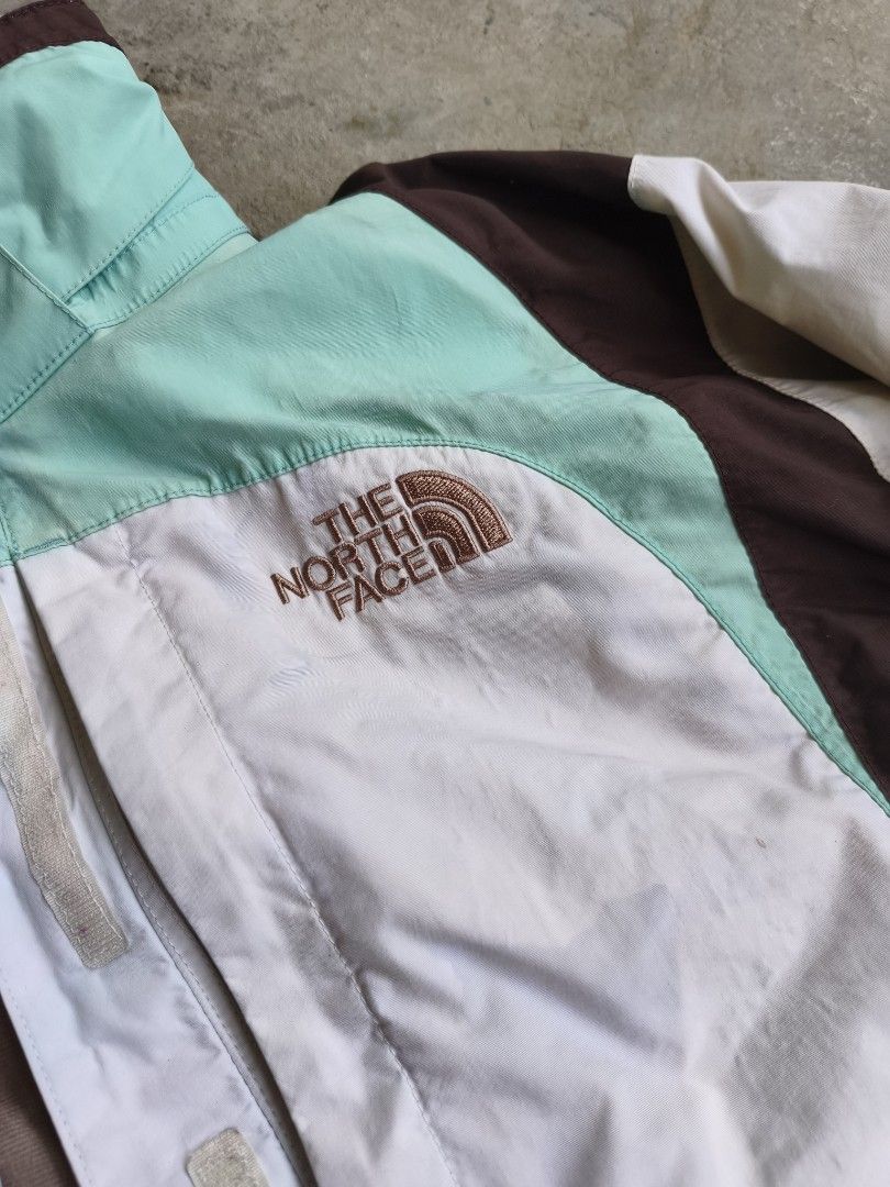 The North Face HyVent Rain Colorblock Jacket (Category: Coats, Jackets and Outerwear) located in Cavite. Submitted by benta.ni.jm (Listing ID 1461818153, Image 2). Description: Size: M Dimensions: 23x28 Condition: 8/10 Color Rate: 8/10 Issue: stains 📩📩📩.