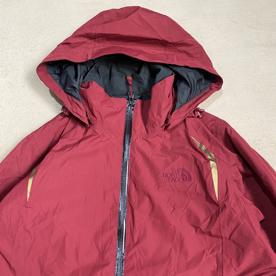 The North Face Hyvent Windbreaker (Category: Activewear) located in Polomolok. Submitted by larnel27 (Listing ID 1461927858, Image 2). Description: - size small to med mens | medium to large womens. - dimension:20x27 - color rate 9.5 - no flaws.