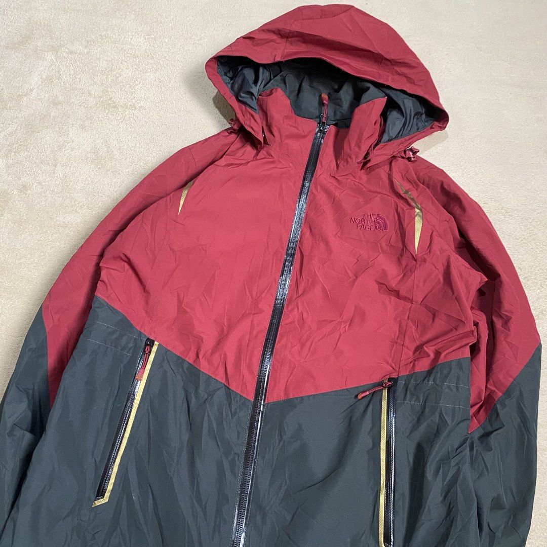 The North Face Hyvent Windbreaker (Category: Activewear) located in Polomolok. Submitted by larnel27 (Listing ID 1461927858, Image 3). Description: - size small to med mens | medium to large womens. - dimension:20x27 - color rate 9.5 - no flaws.