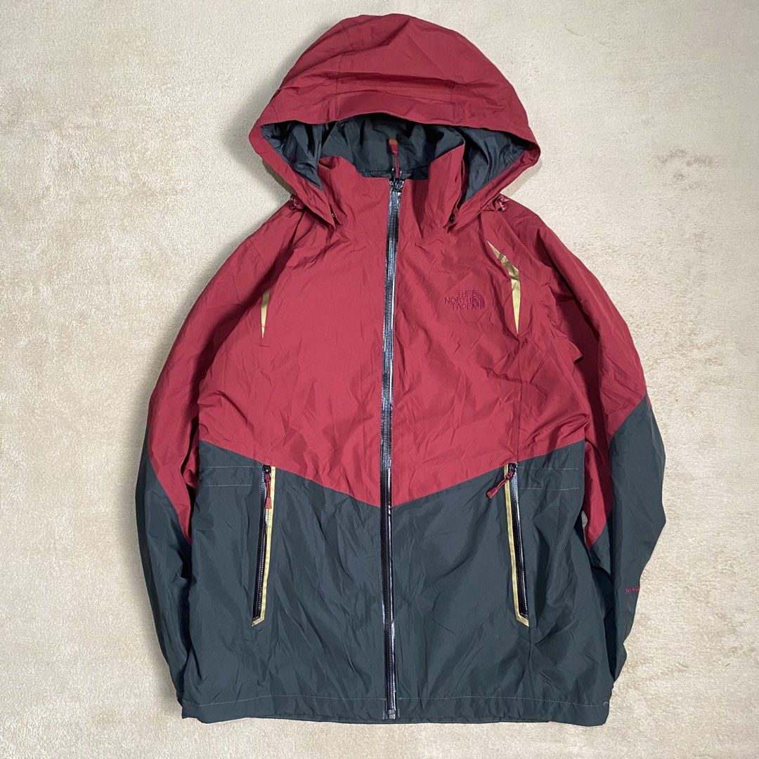 The North Face Hyvent Windbreaker (Category: Activewear) located in Polomolok. Submitted by larnel27 (Listing ID 1461927858, Image 1). Description: - size small to med mens | medium to large womens. - dimension:20x27 - color rate 9.5 - no flaws.