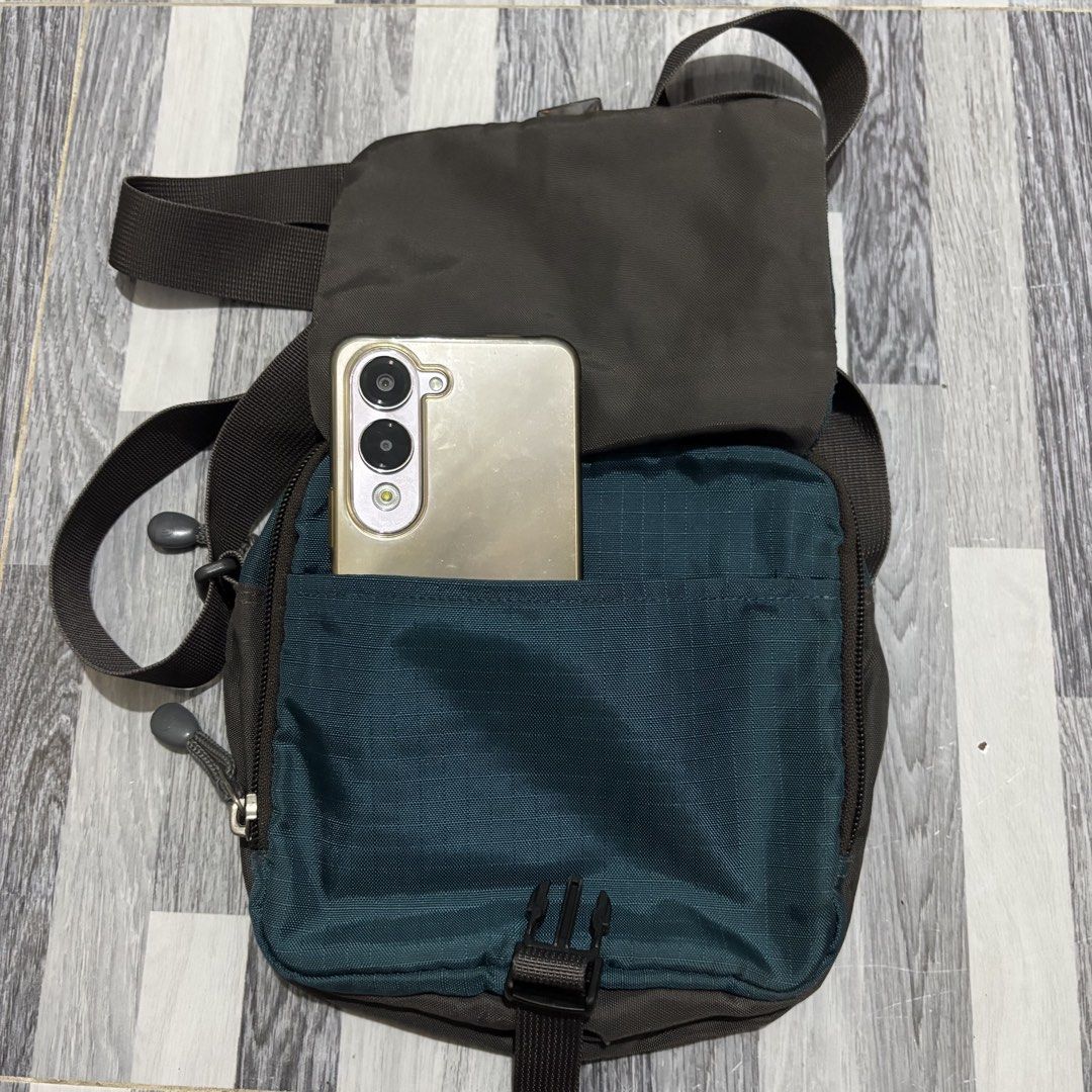 The North Face Small Crossbody Bag Teal (Category: Cross-body Bags) located in Banga. Submitted by akosiloco (Listing ID 1461920344, Image 3). Description: - Brand: The North Face - Color: Teal - Style: Crossbody bag - Main compartment with internal pockets - Front zip pocket for quick access - Adjustable strap for comfortable wear - Secure buckle closure on front flap - Ideal for everyday use or travel - Fits phone and other essentials.