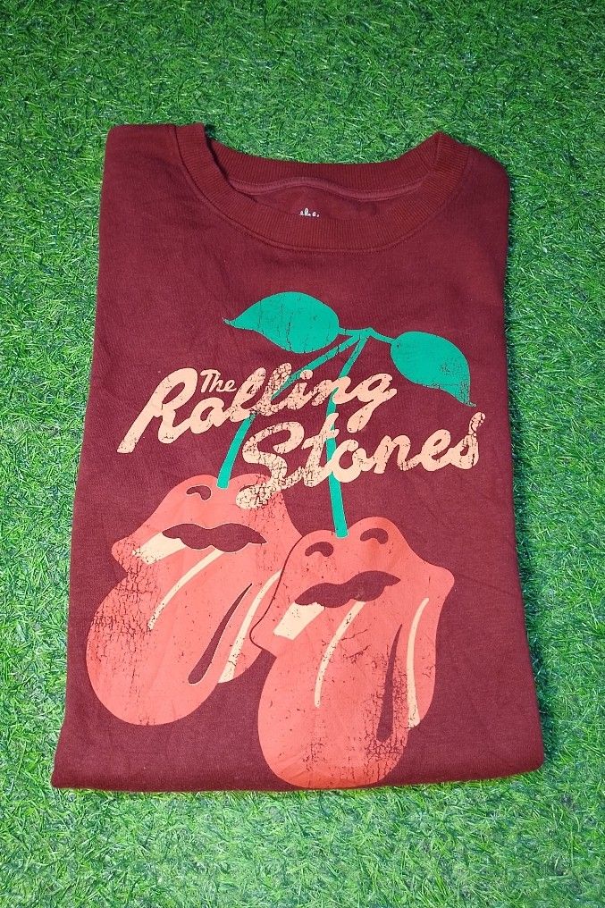 The Rolling Stones Cherry Lips Maroon Sweatshirt XL (Category: Coats, Jackets and Outerwear) located in Manila. Submitted by patrickjos06722 (Listing ID 1461824075, Image 2). Description: - Maroon Rolling Stones sweatshirt - Iconic cherry lips graphic - Long sleeves, crew neck - Made in Vietnam - Material: 55% Cotton, 45% Polyester - Size: XL - Great for any Rolling Stones fan! - with one penhole on the right sleeves check photos for reference - 