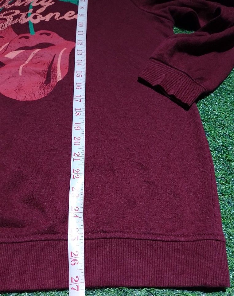 The Rolling Stones Cherry Lips Maroon Sweatshirt XL (Category: Coats, Jackets and Outerwear) located in Manila. Submitted by patrickjos06722 (Listing ID 1461824075, Image 3). Description: - Maroon Rolling Stones sweatshirt - Iconic cherry lips graphic - Long sleeves, crew neck - Made in Vietnam - Material: 55% Cotton, 45% Polyester - Size: XL - Great for any Rolling Stones fan! - with one penhole on the right sleeves check photos for reference - 