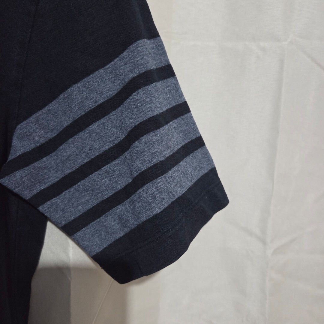 THOM BROWNE (Category: Luxury Apparel) located in Santiago. Submitted by fromboxes (Listing ID 1461954138, Image 3). Description: 8/10 cut tags see all pics.