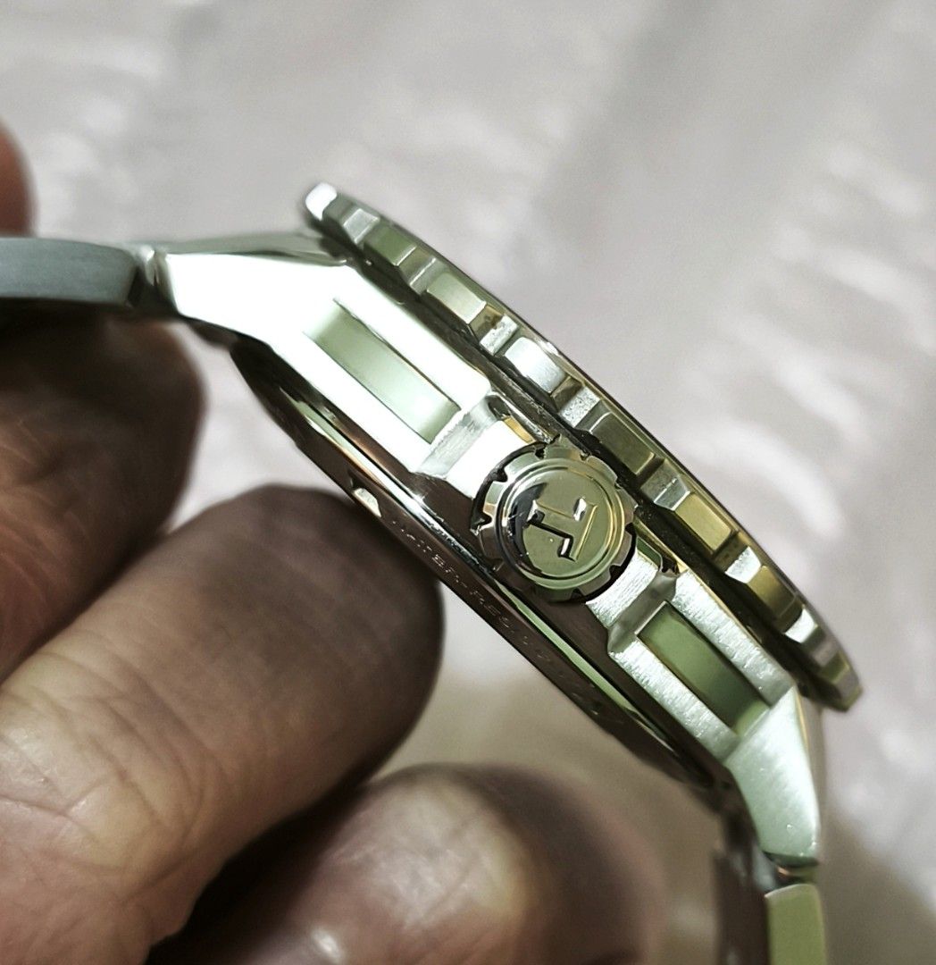 TISSOT SEASTAR POWERMATIC 80 天梭300m 潛水錶 （分類：手錶）位於 Hong Kong。 由 yeung8181 提交（商品編號 1461828826，圖片 2）。簡介： 300m 天梭潛水錶，陶瓷外圈，有排氣閥門。99％極新！齊盒證書，專門店行貨，膠帶版本定價$7050，已配原裝鋼帶。。