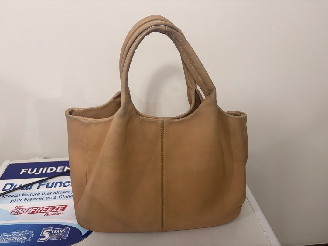 TOD'S Leather Tote Bag (Category: Luxury Bags & Wallets) located in Manila. Submitted by patricialyanna97 (Listing ID 1461952243, Image 2). Description: - Classic TOD'S leather tote bag - Light tan color - Spacious interior with branded lining - Comfortable shoulder straps - Great for everyday use.