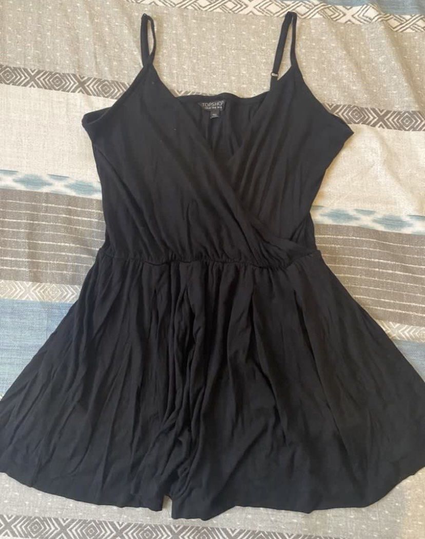 Topshop Black Wrap Front Playsuit Romper (Category: Rompers) located in Tanauan. Submitted by rie098 (Listing ID 1461911388, Image 2). Description: - Topshop black playsuit - Wrap front design - Delicate spaghetti straps - Comfortable elasticated waist - Flattering flared shorts - Versatile for casual days or evening events - Pairs well with sneakers or heels.