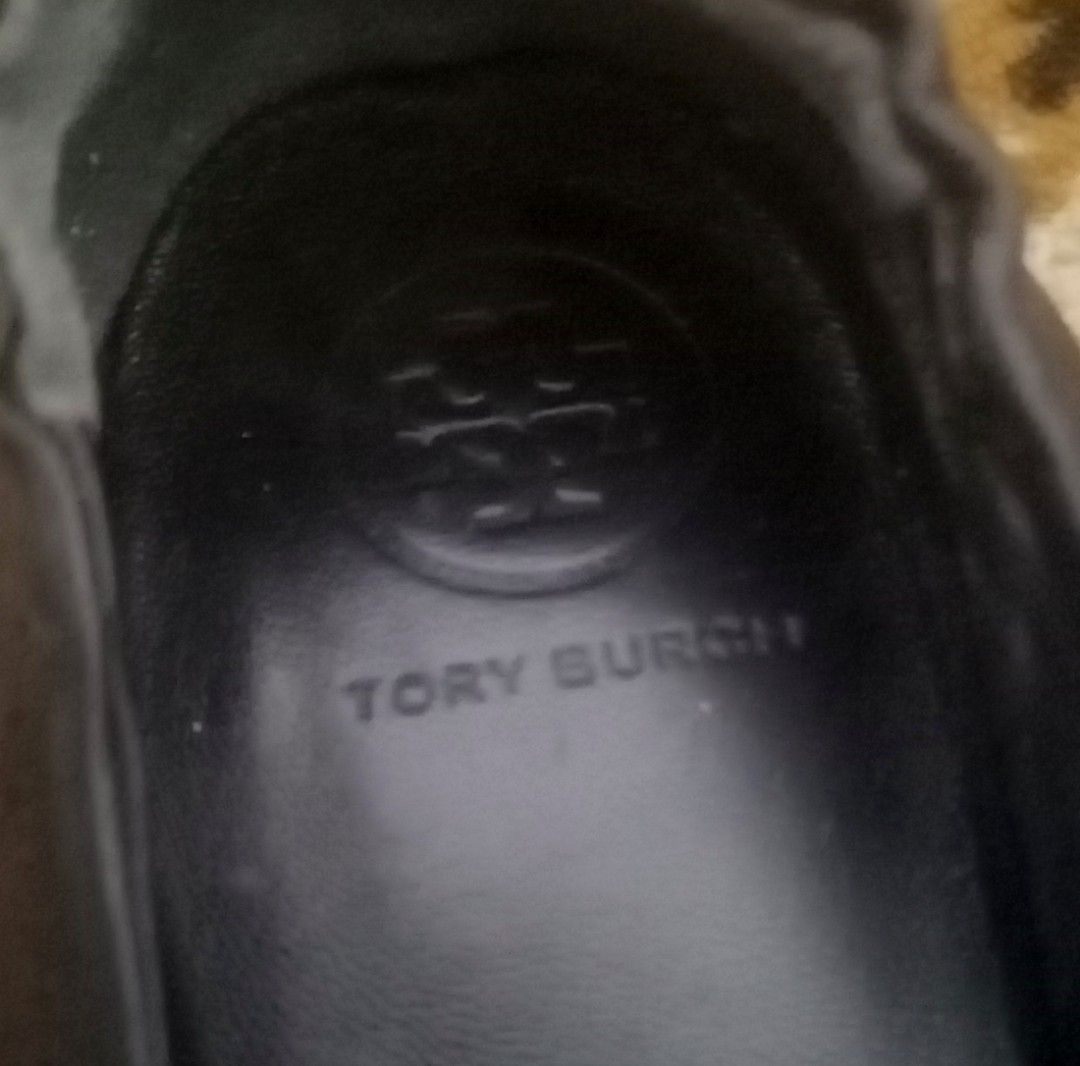 Tory Burch Black Leather Ballet Flats Size 7M (Category: Flats & Sandals) located in Cebu City. Submitted by roadthrift (Listing ID 1462017936, Image 3). Description: - Classic Tory Burch ballet flats - Color: Black - Material: Leather upper and lining - Sole: Rubber - Size: 7M - Features: Comfortable and stylish for everyday wear - Condition: Good overall, with some signs of wear on soles and insoles.