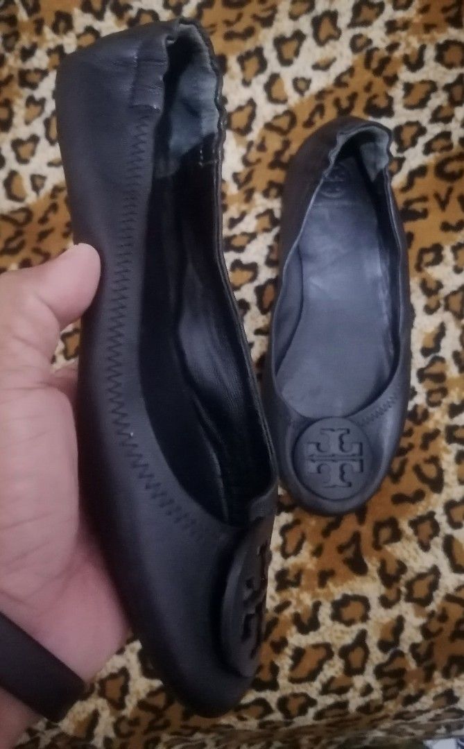 Tory Burch Black Leather Ballet Flats Size 7M (Category: Flats & Sandals) located in Cebu City. Submitted by roadthrift (Listing ID 1462017936, Image 2). Description: - Classic Tory Burch ballet flats - Color: Black - Material: Leather upper and lining - Sole: Rubber - Size: 7M - Features: Comfortable and stylish for everyday wear - Condition: Good overall, with some signs of wear on soles and insoles.