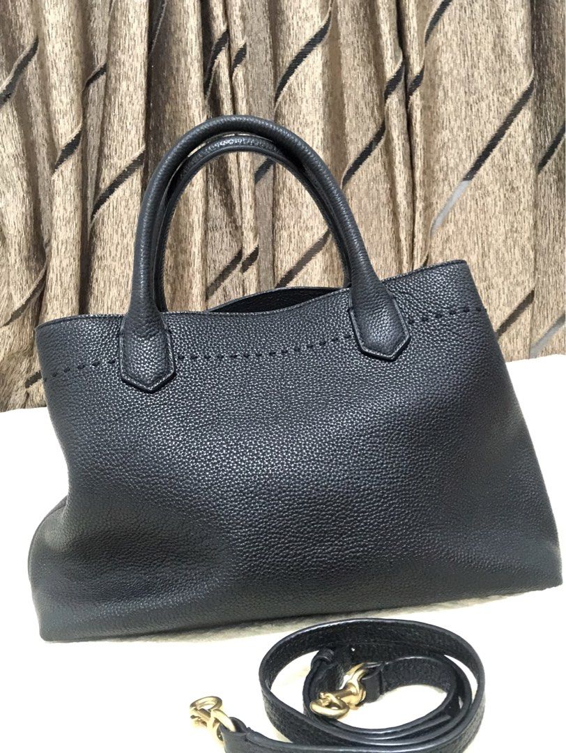 Tory Burch Black Leather Tote Bag with Shoulder Strap (Category: Luxury Bags & Wallets) located in Rizal. Submitted by elviedc2420209 (Listing ID 1461977547, Image 2). Description: - Brand: Tory Burch - Material: Black pebbled leather - Features: Top handles, detachable shoulder strap - Interior: Zippered pockets - Hardware: Gold details - Style: Spacious and versatile tote, ideal for everyday use.